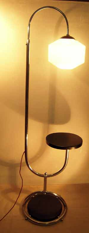lampadaire moderniste a tablette